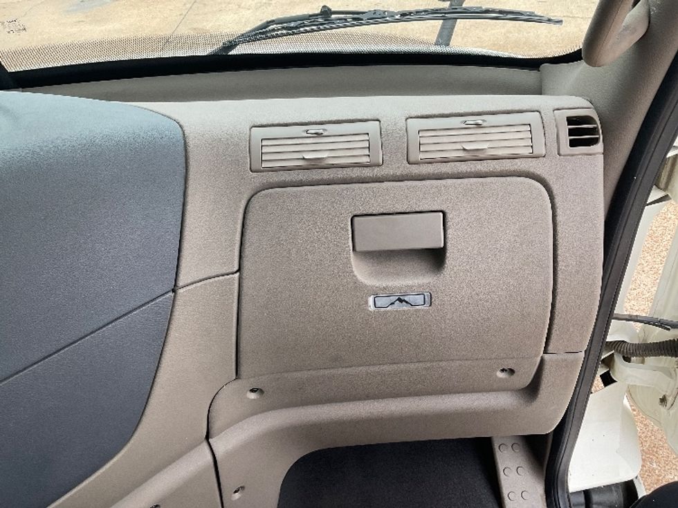 Day Cab Tractor-Heavy Duty Tractors-Freightliner-2019-Cascadia 11364ST-Memphis-TN-139,571\n\t\tmiles-$ 53,000 - Image 13