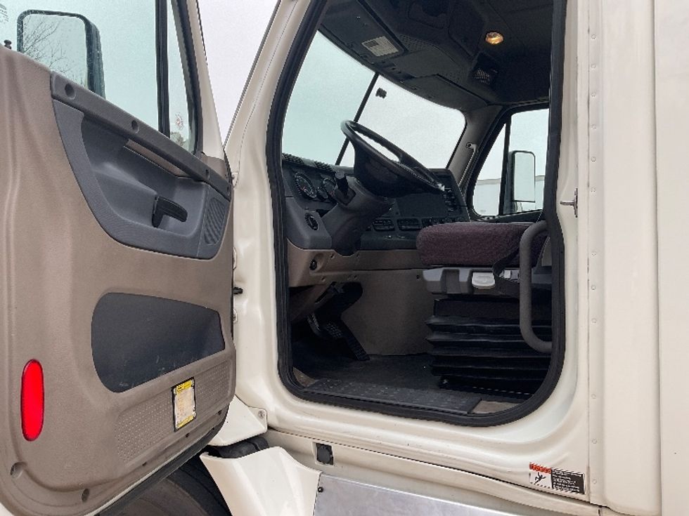Day Cab Tractor-Heavy Duty Tractors-Freightliner-2019-Cascadia 11364ST-Memphis-TN-139,571\n\t\tmiles-$ 53,000 - Image 9