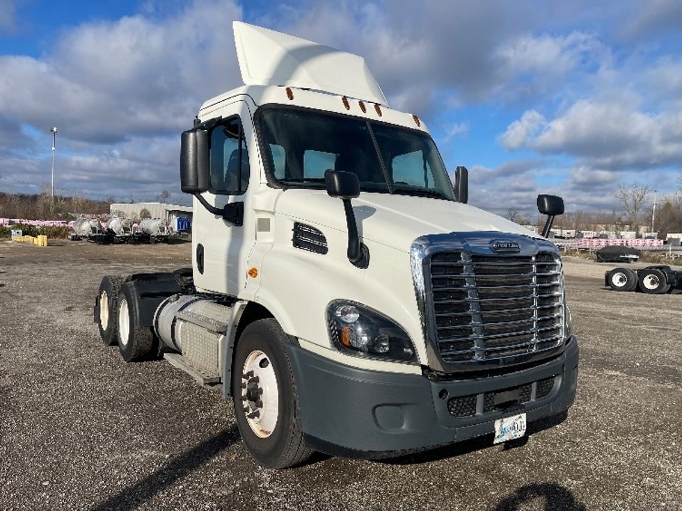 Day Cab Tractor-Heavy Duty Tractors-Freightliner-2019-Cascadia 11364ST-Middlefield-OH-350,111\n\t\tmiles-$ 43,750 - Image 1