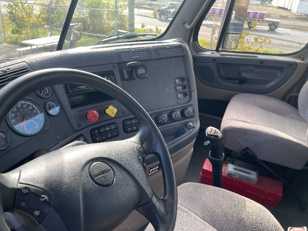 Day Cab Tractor-Heavy Duty Tractors-Freightliner-2019-Cascadia 11364ST-Middlefield-OH-350,111\n\t\tmiles-$ 43,750 - Image 10