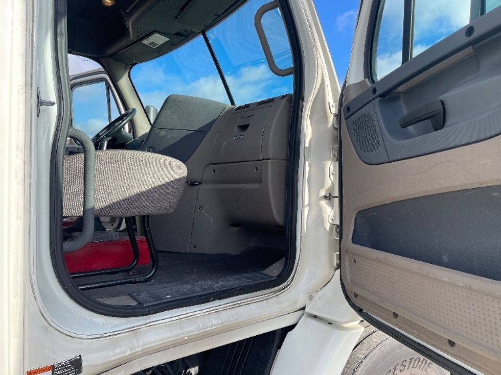 Day Cab Tractor-Heavy Duty Tractors-Freightliner-2019-Cascadia 11364ST-Middlefield-OH-350,111\n\t\tmiles-$ 43,750 - Image 12