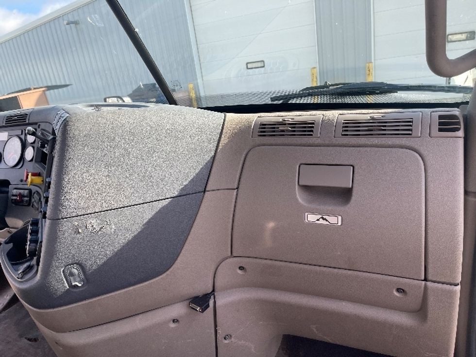 Day Cab Tractor-Heavy Duty Tractors-Freightliner-2019-Cascadia 11364ST-Middlefield-OH-350,111\n\t\tmiles-$ 43,750 - Image 13