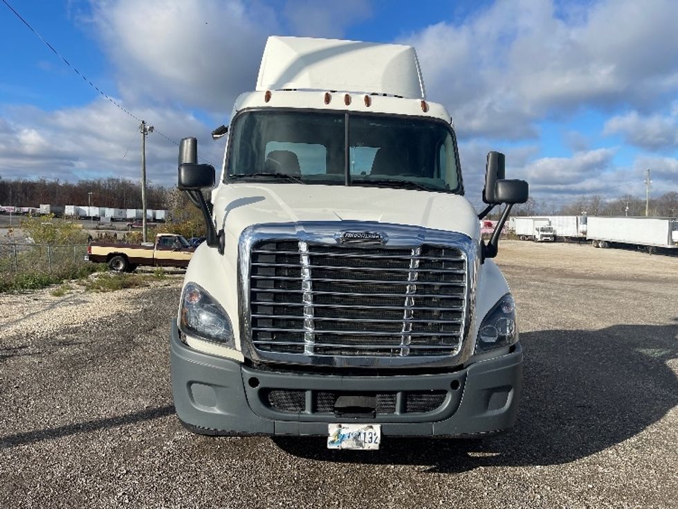 Day Cab Tractor-Heavy Duty Tractors-Freightliner-2019-Cascadia 11364ST-Middlefield-OH-350,111\n\t\tmiles-$ 43,750 - Image 2
