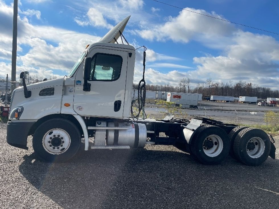 Day Cab Tractor-Heavy Duty Tractors-Freightliner-2019-Cascadia 11364ST-Middlefield-OH-350,111\n\t\tmiles-$ 43,750 - Image 4
