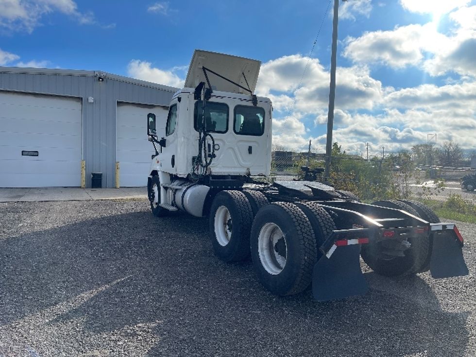Day Cab Tractor-Heavy Duty Tractors-Freightliner-2019-Cascadia 11364ST-Middlefield-OH-350,111\n\t\tmiles-$ 43,750 - Image 5