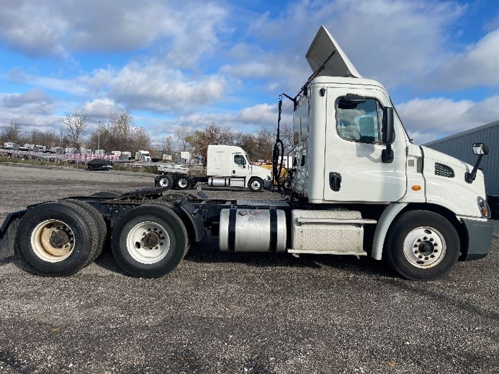 Day Cab Tractor-Heavy Duty Tractors-Freightliner-2019-Cascadia 11364ST-Middlefield-OH-350,111\n\t\tmiles-$ 43,750 - Image 8