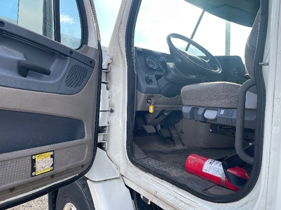 Day Cab Tractor-Heavy Duty Tractors-Freightliner-2019-Cascadia 11364ST-Middlefield-OH-350,111\n\t\tmiles-$ 43,750 - Image 9