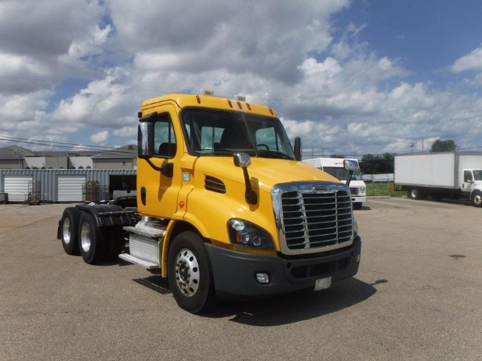 Day Cab Tractor-Heavy Duty Tractors-Freightliner-2019-Cascadia 11364ST-Milwaukee-WI-316,800\n\t\tmiles-$ 39,500 - Image 1