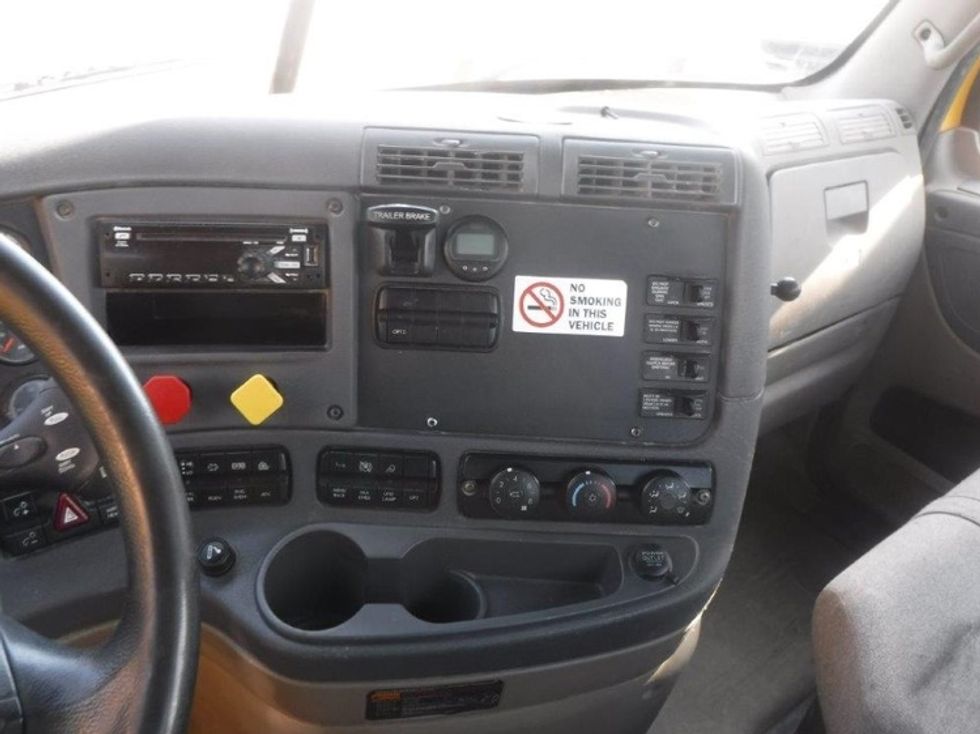 Day Cab Tractor-Heavy Duty Tractors-Freightliner-2019-Cascadia 11364ST-Milwaukee-WI-316,800\n\t\tmiles-$ 39,500 - Image 11