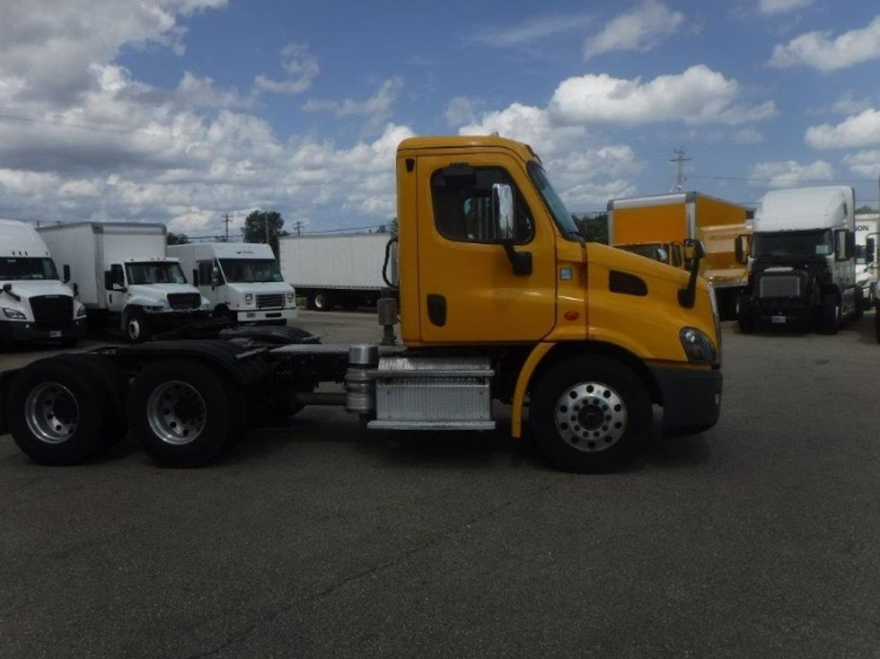 2019 Freightliner Cascadia 113" sleeper cab photo 4