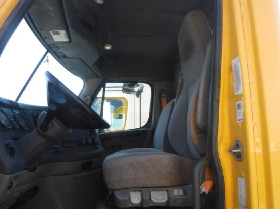 Day Cab Tractor-Heavy Duty Tractors-Freightliner-2019-Cascadia 11364ST-Milwaukee-WI-316,800\n\t\tmiles-$ 39,500 - Image 8