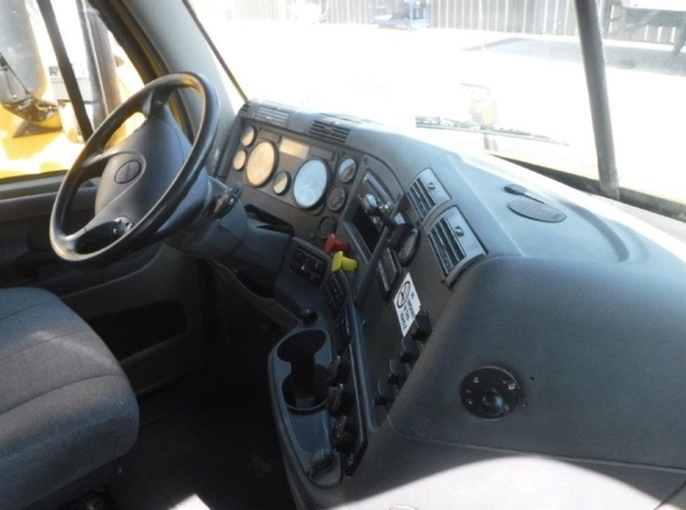 Day Cab Tractor-Heavy Duty Tractors-Freightliner-2019-Cascadia 11364ST-Milwaukee-WI-316,800\n\t\tmiles-$ 39,500 - Image 9