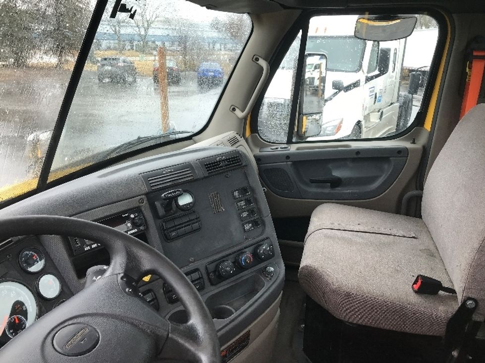 Day Cab Tractor-Heavy Duty Tractors-Freightliner-2019-Cascadia 11364ST-Milwaukee-WI-487,755\n\t\tmiles-$ 33,250 - Image 10