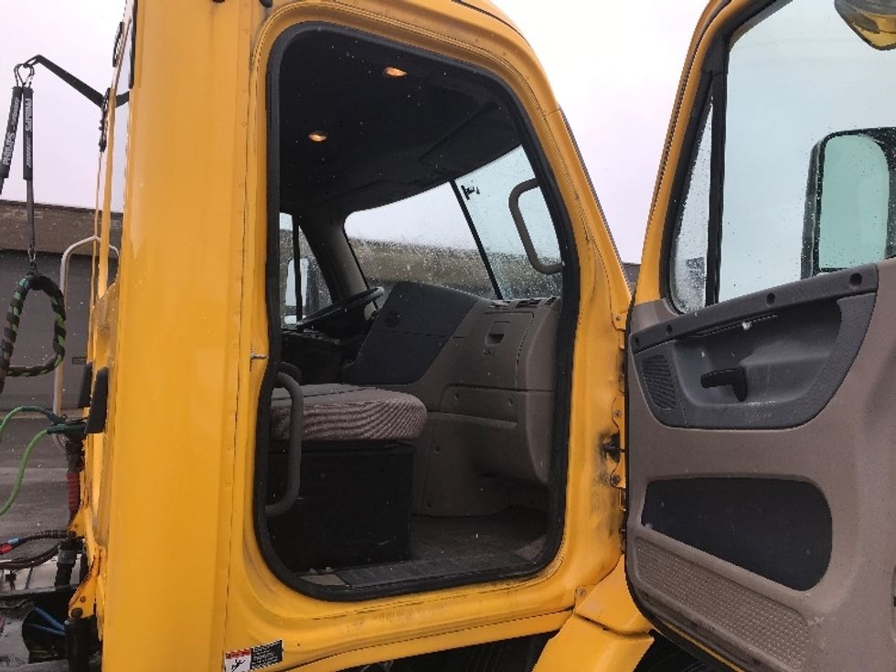 Day Cab Tractor-Heavy Duty Tractors-Freightliner-2019-Cascadia 11364ST-Milwaukee-WI-487,755\n\t\tmiles-$ 33,250 - Image 12