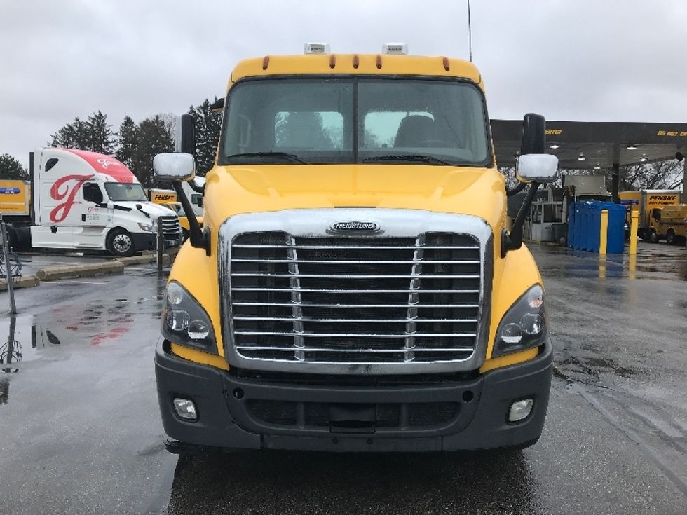 Day Cab Tractor-Heavy Duty Tractors-Freightliner-2019-Cascadia 11364ST-Milwaukee-WI-487,755\n\t\tmiles-$ 33,250 - Image 2