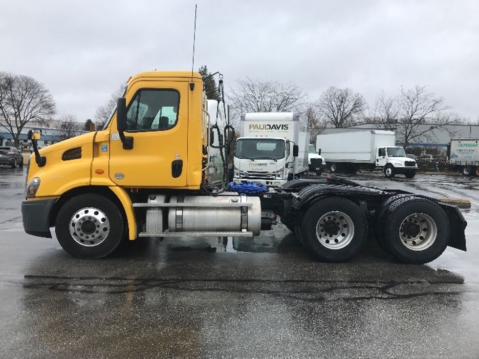 Day Cab Tractor-Heavy Duty Tractors-Freightliner-2019-Cascadia 11364ST-Milwaukee-WI-487,755\n\t\tmiles-$ 33,250 - Image 4