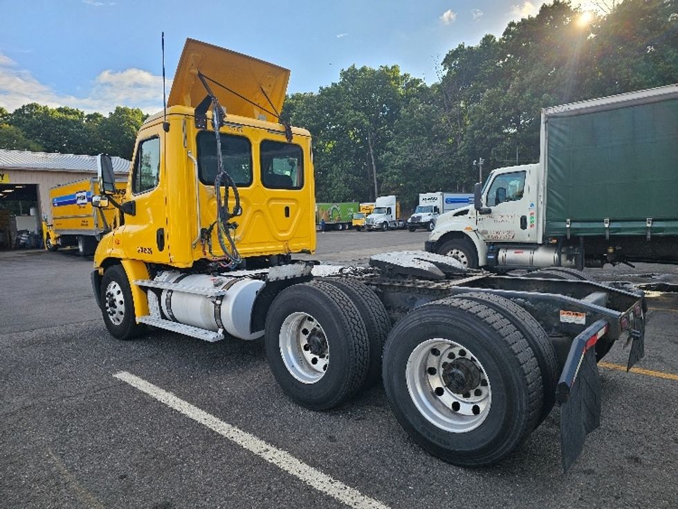 Day Cab Tractor-Heavy Duty Tractors-Freightliner-2019-Cascadia 11364ST-Monmouth Junction-NJ-406,252\n\t\tmiles-$ 29,500 - Image 5