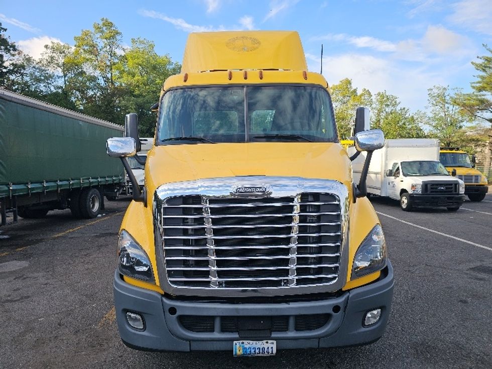 Day Cab Tractor-Heavy Duty Tractors-Freightliner-2019-Cascadia 11364ST-Monmouth Junction-NJ-406,252\n\t\tmiles-$ 29,500 - Image 2