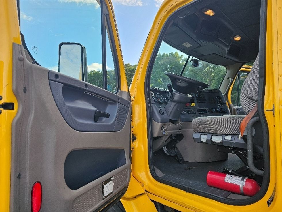Day Cab Tractor-Heavy Duty Tractors-Freightliner-2019-Cascadia 11364ST-Monmouth Junction-NJ-406,252\n\t\tmiles-$ 29,500 - Image 9