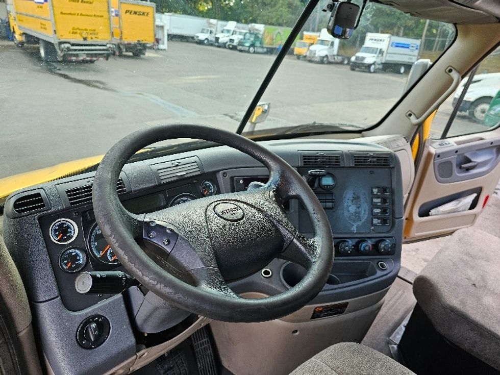Day Cab Tractor-Heavy Duty Tractors-Freightliner-2019-Cascadia 11364ST-Monmouth Junction-NJ-406,252\n\t\tmiles-$ 29,500 - Image 10