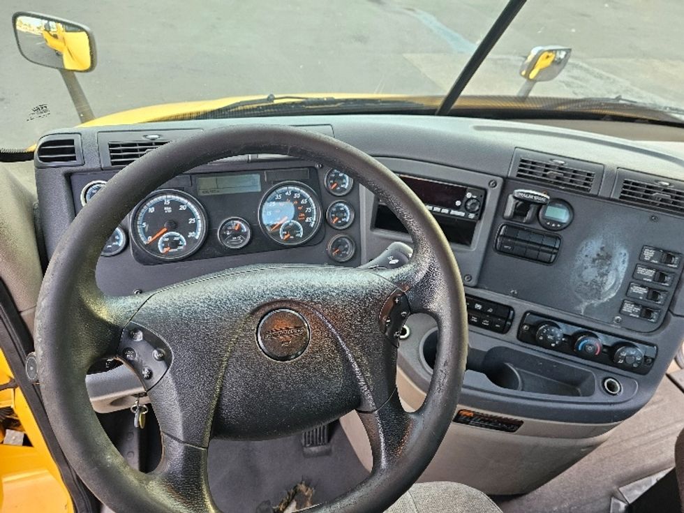 Day Cab Tractor-Heavy Duty Tractors-Freightliner-2019-Cascadia 11364ST-Monmouth Junction-NJ-406,252\n\t\tmiles-$ 29,500 - Image 11