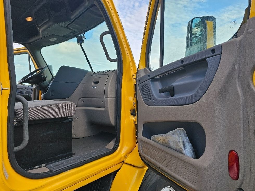 Day Cab Tractor-Heavy Duty Tractors-Freightliner-2019-Cascadia 11364ST-Monmouth Junction-NJ-406,252\n\t\tmiles-$ 29,500 - Image 12