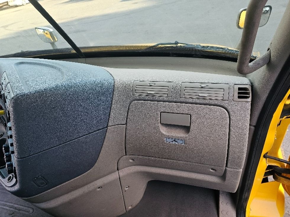 Day Cab Tractor-Heavy Duty Tractors-Freightliner-2019-Cascadia 11364ST-Monmouth Junction-NJ-406,252\n\t\tmiles-$ 29,500 - Image 13