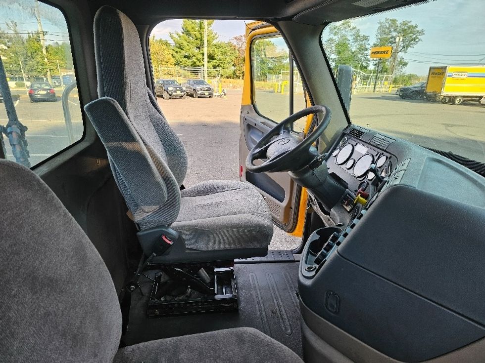 Day Cab Tractor-Heavy Duty Tractors-Freightliner-2019-Cascadia 11364ST-Monmouth Junction-NJ-406,252\n\t\tmiles-$ 29,500 - Image 14