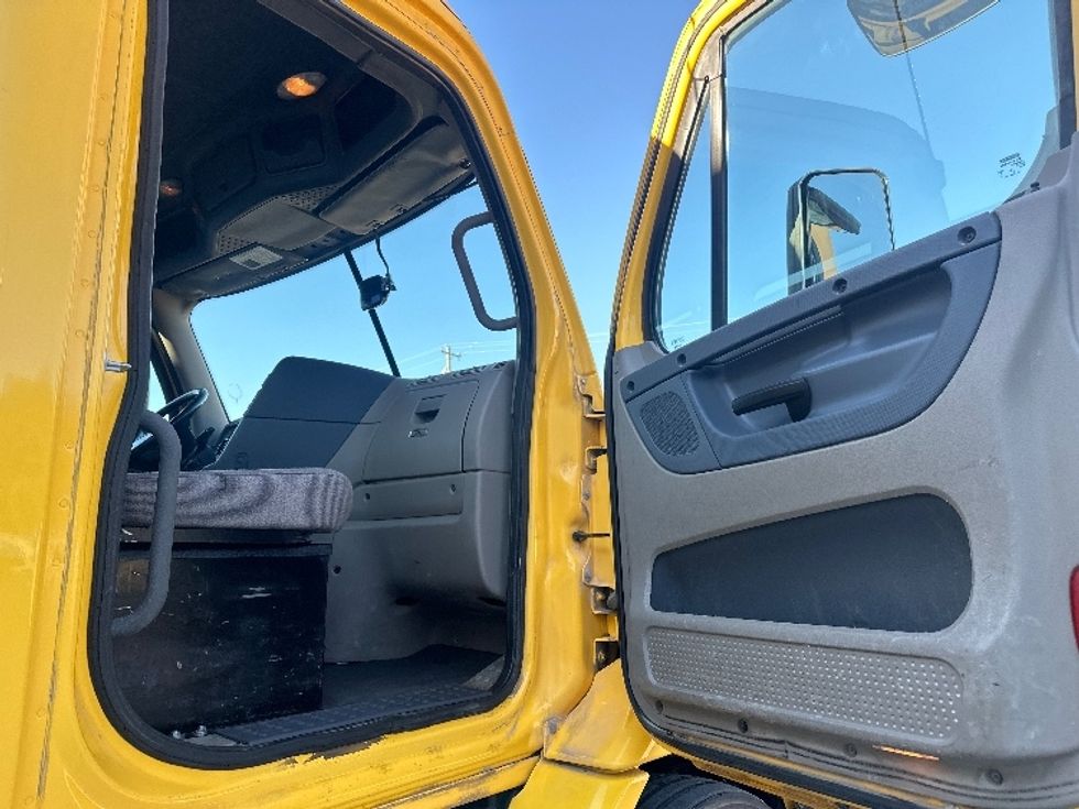 Day Cab Tractor-Heavy Duty Tractors-Freightliner-2019-Cascadia 11364ST-Mount Juliet-TN-486,383\n\t\tmiles-$ 38,500 - Image 12