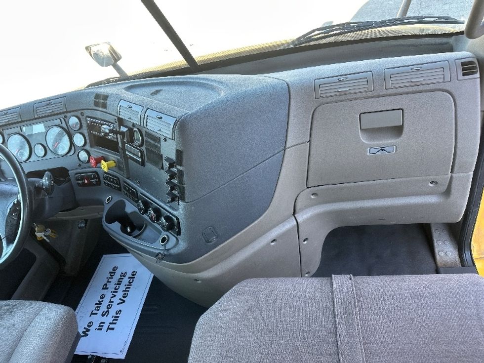 Day Cab Tractor-Heavy Duty Tractors-Freightliner-2019-Cascadia 11364ST-Mount Juliet-TN-486,383\n\t\tmiles-$ 38,500 - Image 13