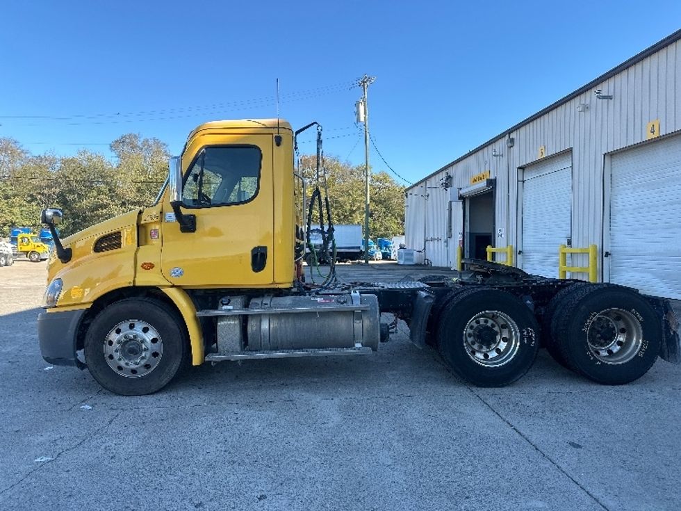 Day Cab Tractor-Heavy Duty Tractors-Freightliner-2019-Cascadia 11364ST-Mount Juliet-TN-486,383\n\t\tmiles-$ 38,500 - Image 4