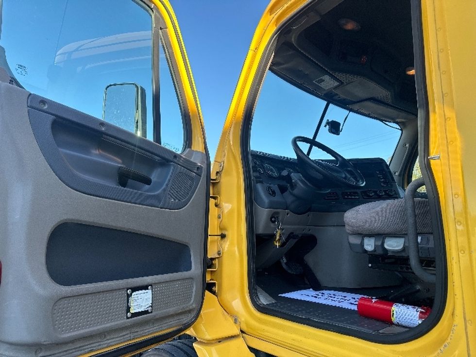 Day Cab Tractor-Heavy Duty Tractors-Freightliner-2019-Cascadia 11364ST-Mount Juliet-TN-486,383\n\t\tmiles-$ 38,500 - Image 9