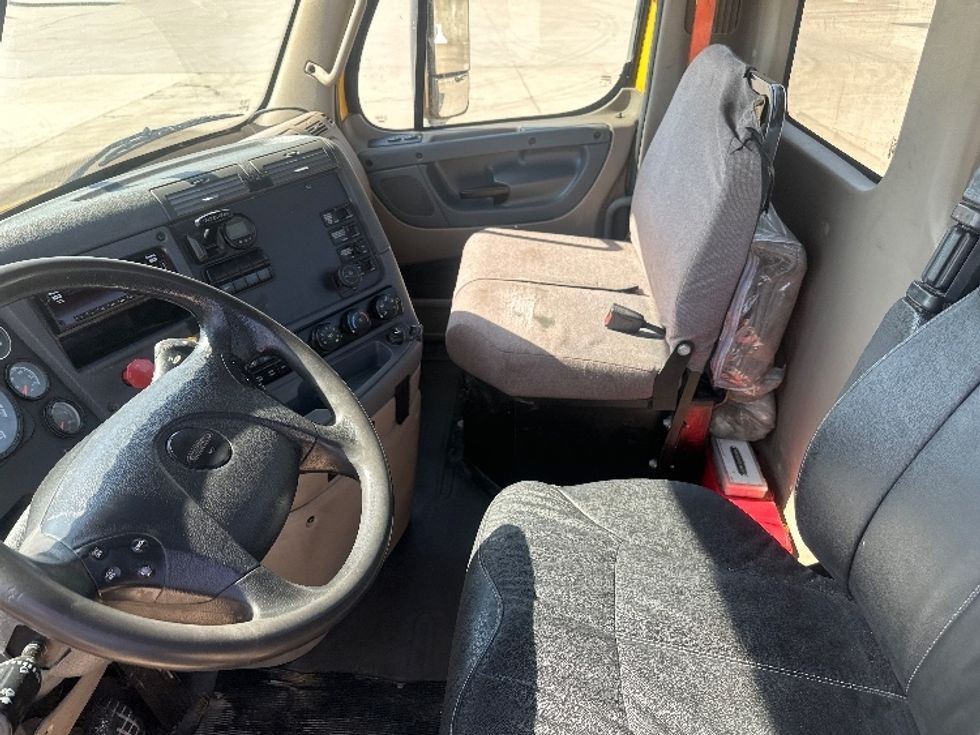 Day Cab Tractor-Heavy Duty Tractors-Freightliner-2019-Cascadia 11364ST-Mount Juliet-TN-516,124\n\t\tmiles-$ 35,500 - Image 10