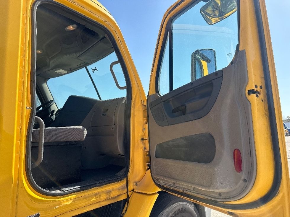 Day Cab Tractor-Heavy Duty Tractors-Freightliner-2019-Cascadia 11364ST-Mount Juliet-TN-516,124\n\t\tmiles-$ 35,500 - Image 12
