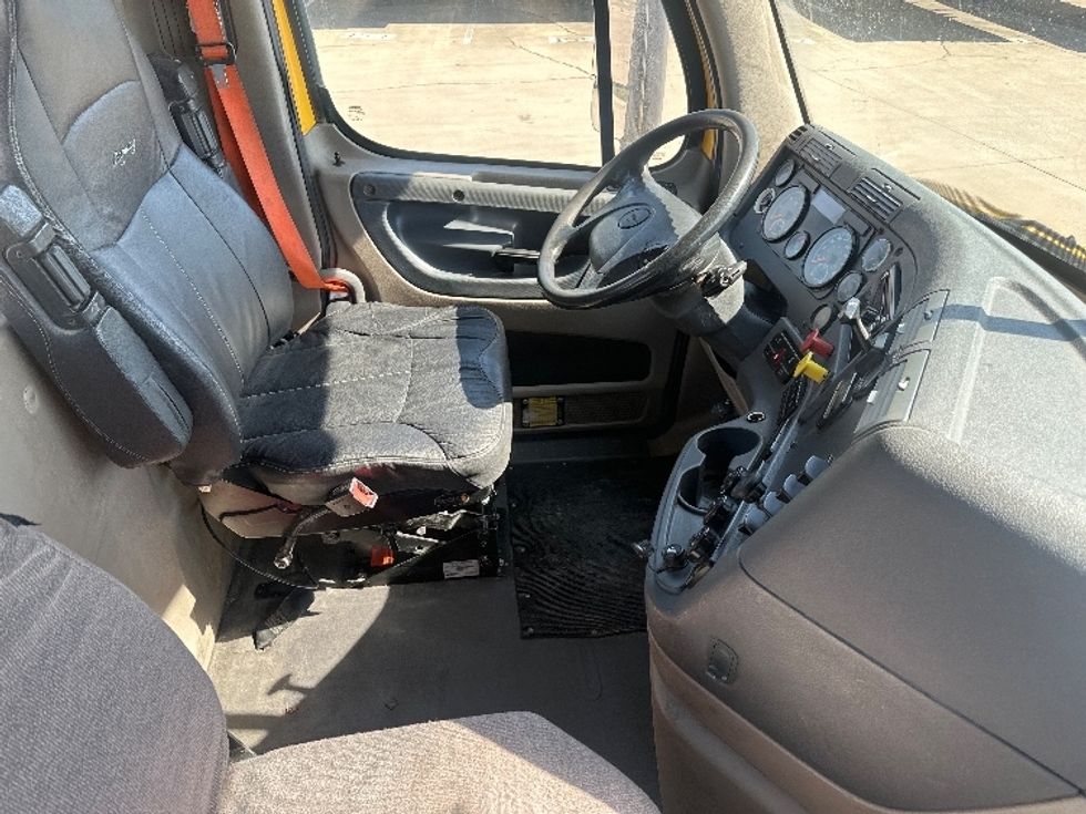 Day Cab Tractor-Heavy Duty Tractors-Freightliner-2019-Cascadia 11364ST-Mount Juliet-TN-516,124\n\t\tmiles-$ 35,500 - Image 14