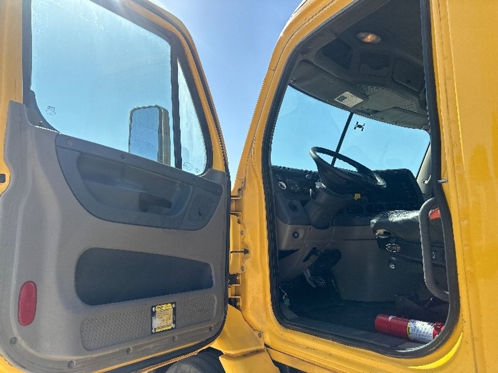 Day Cab Tractor-Heavy Duty Tractors-Freightliner-2019-Cascadia 11364ST-Mount Juliet-TN-516,124\n\t\tmiles-$ 35,500 - Image 9