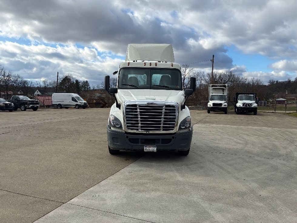 Day Cab Tractor-Heavy Duty Tractors-Freightliner-2019-Cascadia 11364ST-Parkersburg-WV-412,230\n\t\tmiles-$ 33,750 - Image 2