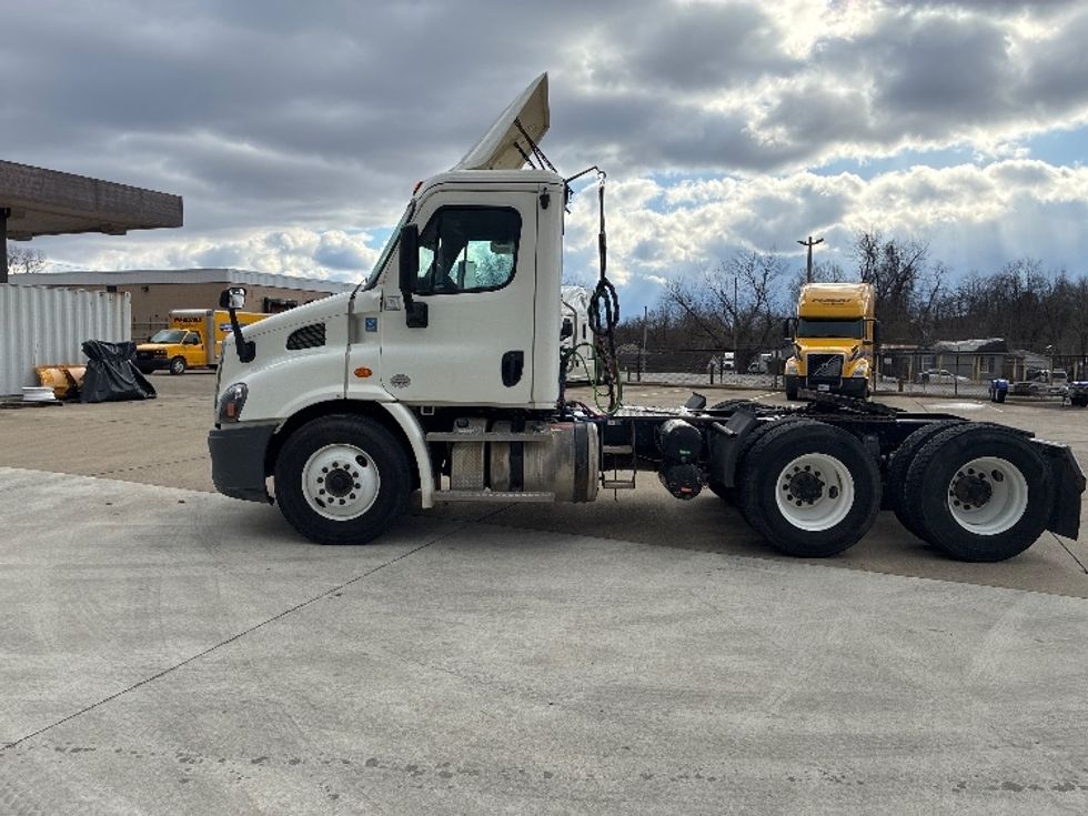 Day Cab Tractor-Heavy Duty Tractors-Freightliner-2019-Cascadia 11364ST-Parkersburg-WV-412,230\n\t\tmiles-$ 33,750 - Image 4