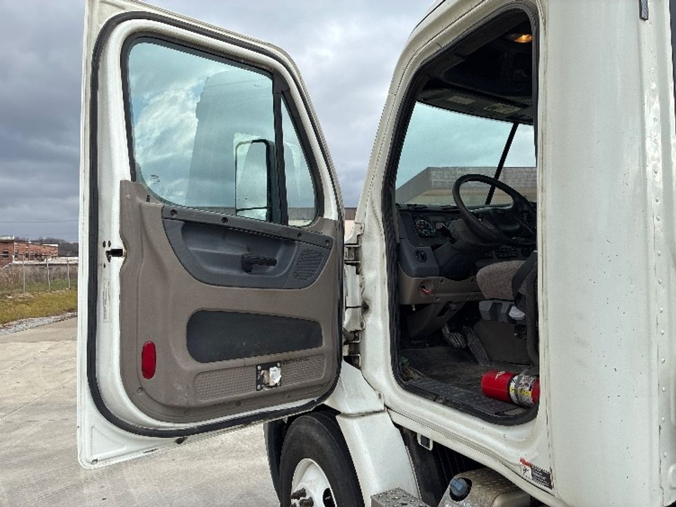Day Cab Tractor-Heavy Duty Tractors-Freightliner-2019-Cascadia 11364ST-Parkersburg-WV-412,230\n\t\tmiles-$ 33,750 - Image 9