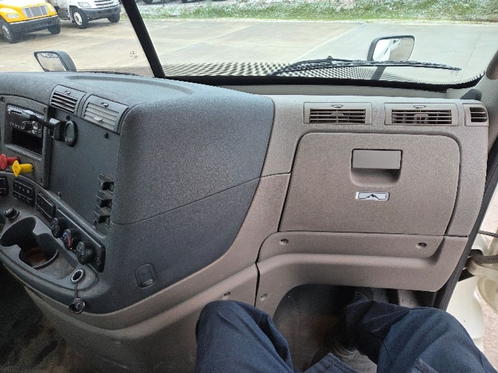 Day Cab Tractor-Heavy Duty Tractors-Freightliner-2019-Cascadia 11364ST-Parkersburg-WV-613,378\n\t\tmiles-$ 22,750 - Image 13