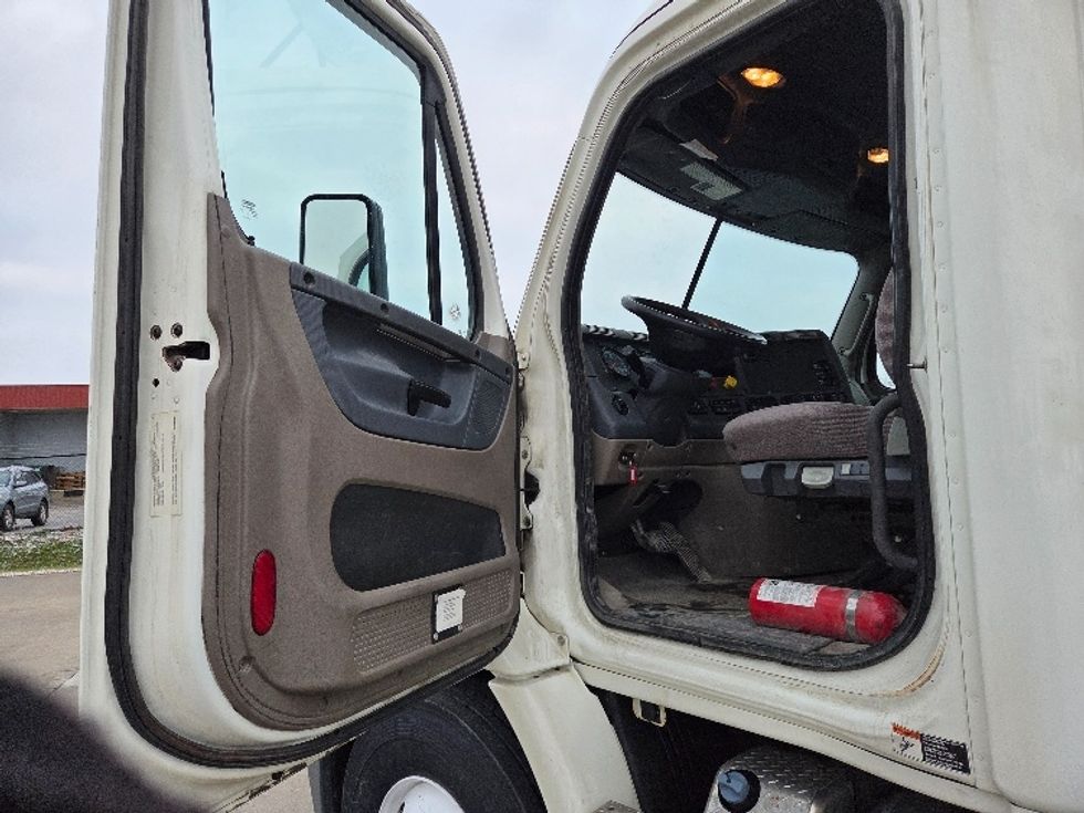 Day Cab Tractor-Heavy Duty Tractors-Freightliner-2019-Cascadia 11364ST-Parkersburg-WV-613,378\n\t\tmiles-$ 22,750 - Image 9