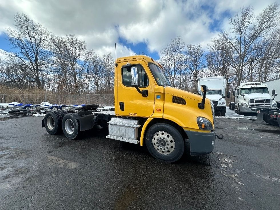 Day Cab Tractor-Heavy Duty Tractors-Freightliner-2019-Cascadia 11364ST-Parsippany-NJ-492,807\n\t\tmiles-$ 33,250 - Image 1