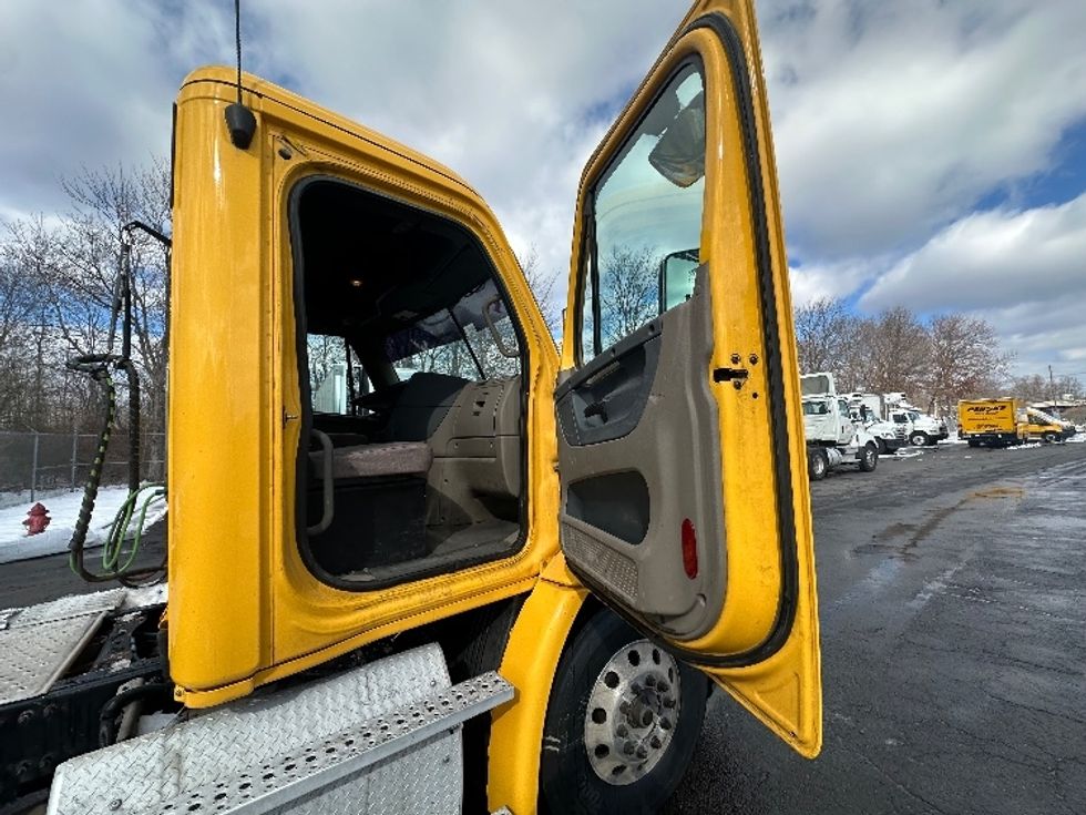 Day Cab Tractor-Heavy Duty Tractors-Freightliner-2019-Cascadia 11364ST-Parsippany-NJ-492,807\n\t\tmiles-$ 33,250 - Image 12