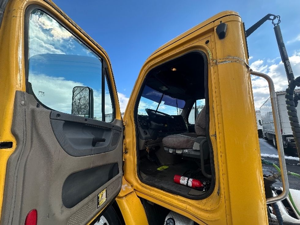 Day Cab Tractor-Heavy Duty Tractors-Freightliner-2019-Cascadia 11364ST-Parsippany-NJ-492,807\n\t\tmiles-$ 33,250 - Image 9