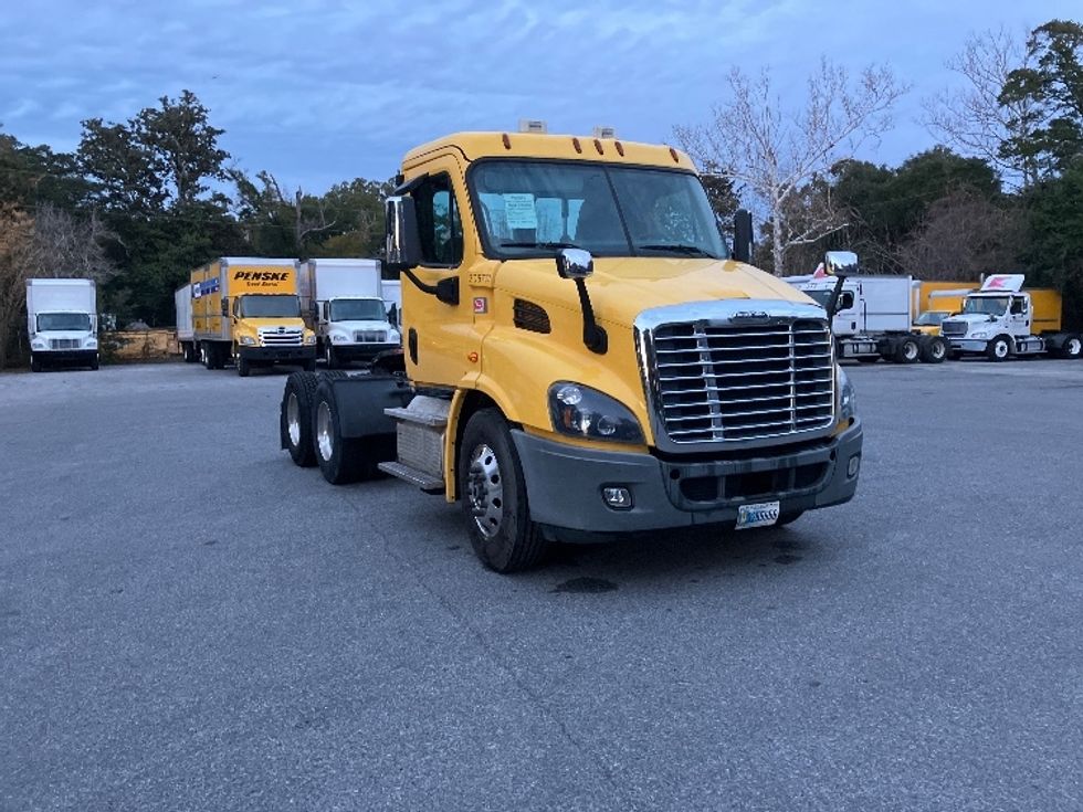 Day Cab Tractor-Heavy Duty Tractors-Freightliner-2019-Cascadia 11364ST-Pensacola-FL-653,897\n\t\tmiles-$ 26,750 - Image 1