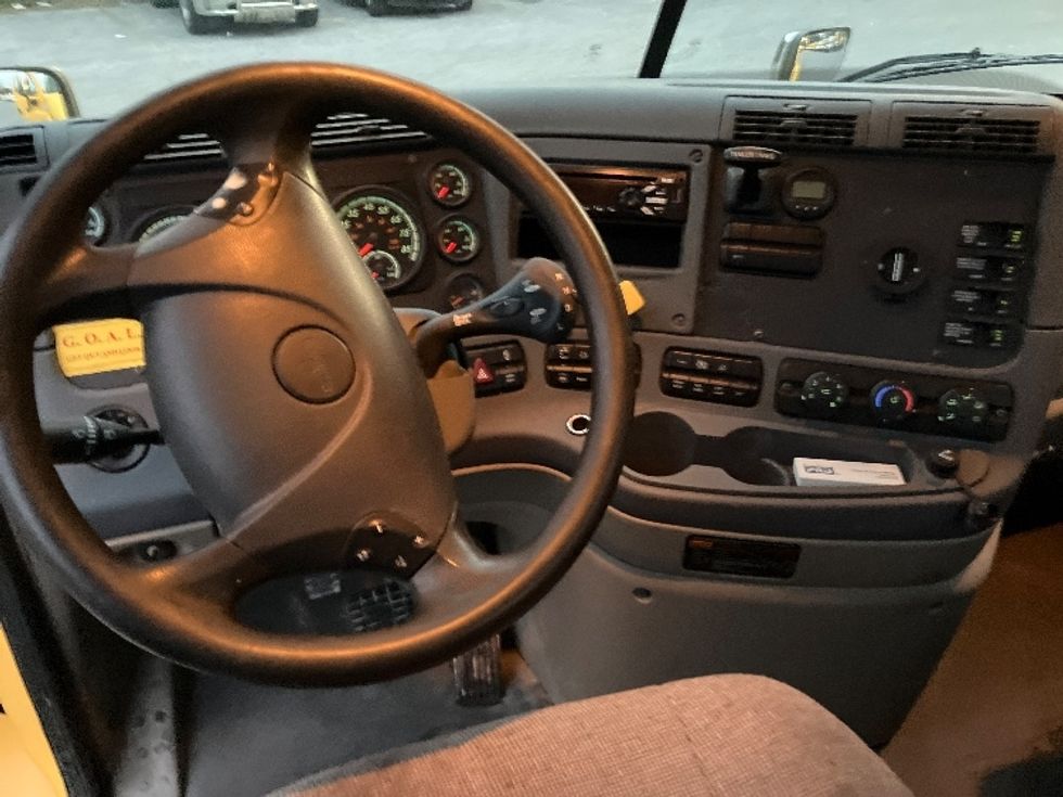 Day Cab Tractor-Heavy Duty Tractors-Freightliner-2019-Cascadia 11364ST-Pensacola-FL-653,897\n\t\tmiles-$ 26,750 - Image 11