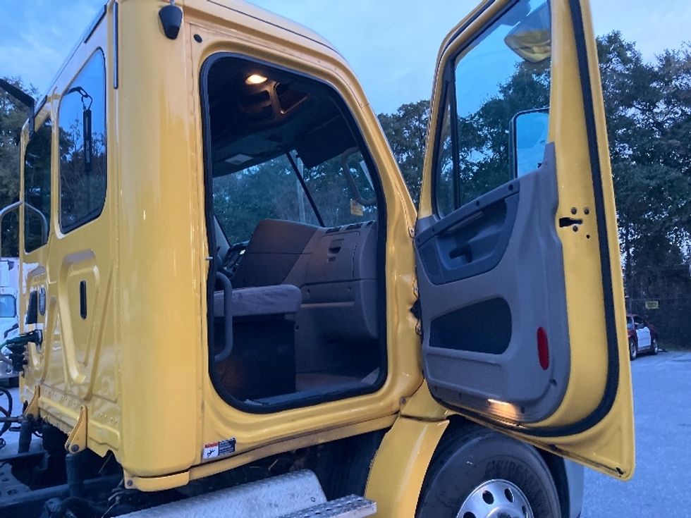 Day Cab Tractor-Heavy Duty Tractors-Freightliner-2019-Cascadia 11364ST-Pensacola-FL-653,897\n\t\tmiles-$ 26,750 - Image 12