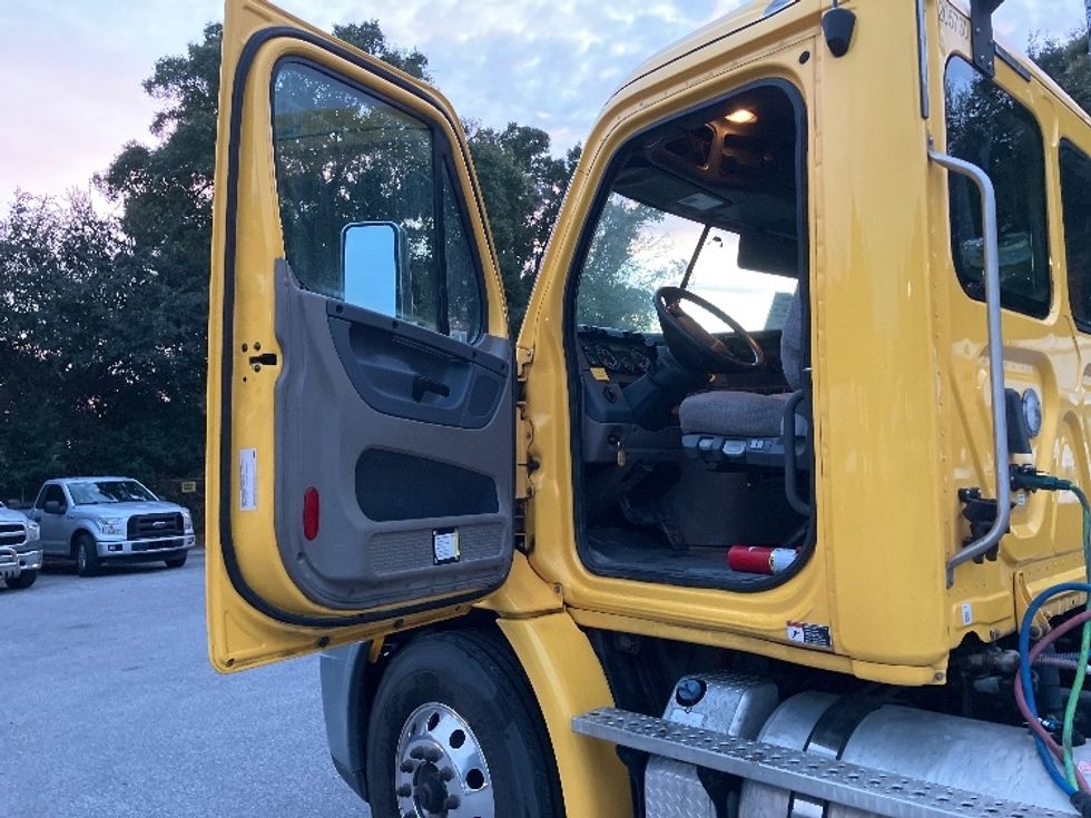Day Cab Tractor-Heavy Duty Tractors-Freightliner-2019-Cascadia 11364ST-Pensacola-FL-653,897\n\t\tmiles-$ 26,750 - Image 9