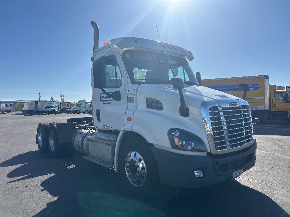 Day Cab Tractor-Heavy Duty Tractors-Freightliner-2019-Cascadia 11364ST-Phoenix-AZ-238,181\n\t\tmiles-$ 42,500 - Image 1