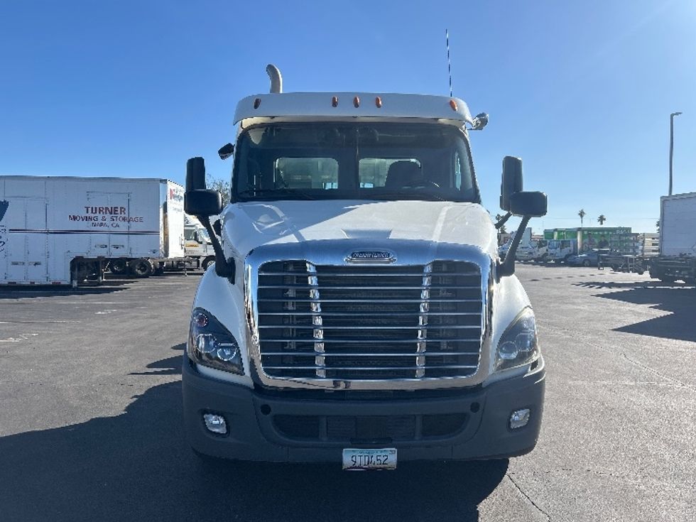 Day Cab Tractor-Heavy Duty Tractors-Freightliner-2019-Cascadia 11364ST-Phoenix-AZ-238,181\n\t\tmiles-$ 42,500 - Image 2
